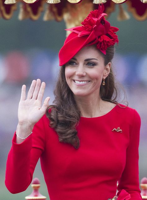 The Best of Kate Middleton’s Hats Through the Years – SheKnows Ducesa Kate, Kate Middleton Hats, Düşes Kate, Herzogin Von Cambridge, Looks Kate Middleton, Kate Middleton Hair, Catherine Walker, Glamorous Fashion, Royal Hats