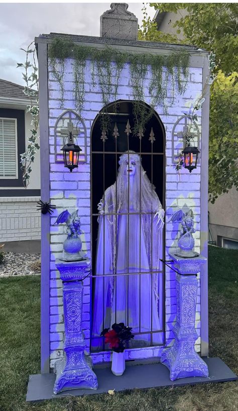 Front Yard Haunted House Ideas, Cat Cemetery, Halloween Scary Decorations, Witch Display, Diy Halloween Props, Halloween Photobooth, Halloween Scene Setters, Halloween Outdoors, Creepy Halloween Props