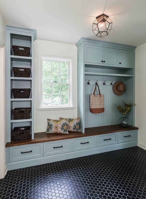 Mudroom Shelves, Cottage Laundry Room, Fall Entryway Decor, Farmhouse Mudroom, Mudroom Makeover, Aesthetic Interior Design, Mudroom Ideas, Mudroom Decor, Diy Mudroom Bench