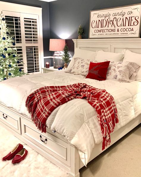 Cozy Christmas bedrooms are magical for your family or guests!! Idea Bilik Tidur, Reka Bentuk Bilik Tidur, Holiday Room Decor, Pillows And Blankets, Holiday Bedroom, Holiday Room, Hiasan Bilik Tidur, Cozy Christmas Decor, White Bed