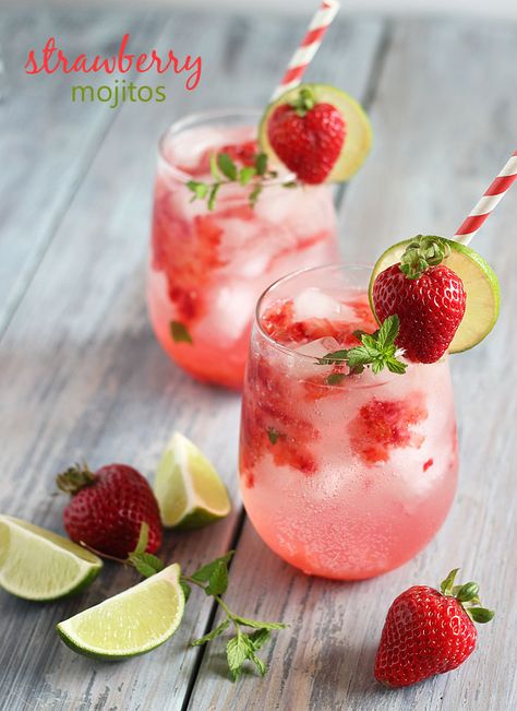 Strawberry Mojitos Resep Mojito, Strawberry Mojitos, Strawberry Mojito Recipe, Champagne Margaritas, Strawberry Mojito, Mojito Cocktail, Strawberry Champagne, Mojito Recipe, Mixed Drinks Recipes