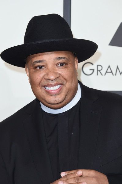 HAPPY 55th BIRTHDAY to REV - RUN!!      11/14/19   Born Joseph Ward Simmons, musician, rapper and actor. Simmons is one of the founding members of the influential hip hop group Run–D.M.C. He is also a practicing minister, known as Reverend Run. He found new popularity in 2005 with his family's MTV reality show Run's House. Rev Run, Happy 55th Birthday, 55th Birthday, Run Dmc, Reality Show, Mtv, Celebrity News, Pop Culture, Musician