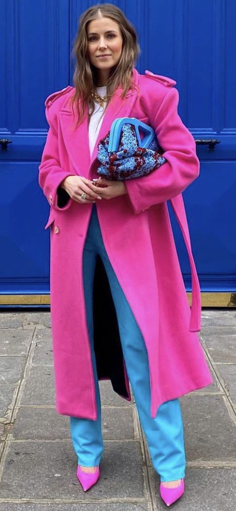 Hot Pink Trench Coat Outfit, Hot Pink Coat Outfit, Pink Coat Street Style, Outfits Fucsia, Pink Coat Outfit, Winter Color Season, Pink Fur Jacket, Coat Outfit Ideas, 2022 Street Style