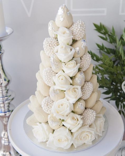 Floral Bridal Shower Theme, Strawberry Tower, Wedding Strawberries, Chocolate Covered Strawberries Bouquet, Bridal Shower Desserts, White Strawberry, Shower Desserts, Chocolate Covered Treats, Romantic Wedding Cake