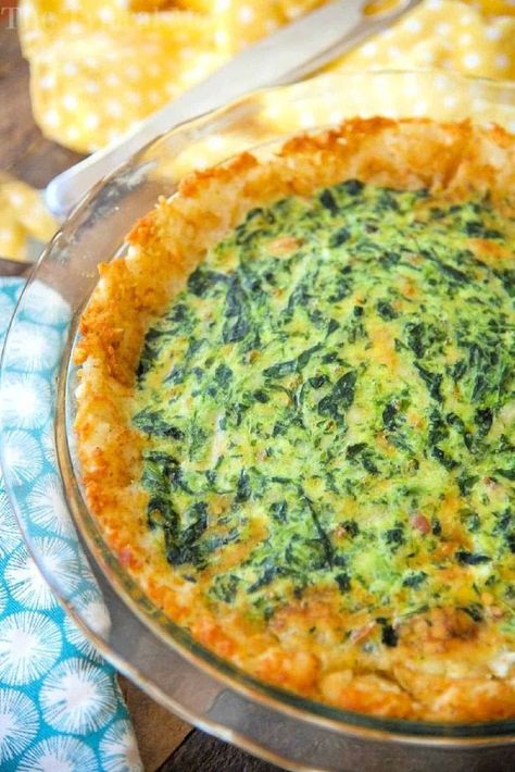 A breakfast quiche in a glass pie with a perfectly browned crust. Tater Tot Pie, Cheese Burger Pie, Tater Tot Crust, Easy Spinach Quiche, Spinach Quiche Recipes, Spinach Quiche, Breakfast Quiche, Pie Crusts, Quiche Recipe