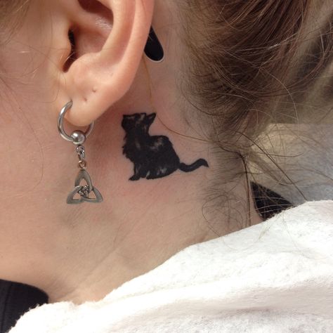 Cute lil tattoo behind the ear :) Whispering In Ear, Lil Tattoo, Tattoo Behind The Ear, Kitty Tattoo, Ear Tattoos, Girl Tattoo, The Ear, Cat Tattoo, Ear Tattoo