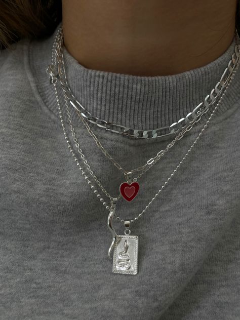 Evry Jewels silver necklace stack Silver Jewerly Girl Aesthetic, Silver Jewelry Street Style, Cool Girl Accessories Aesthetic, Silver Jewelry Streetwear, Silver Necklaces Chunky, How To Style Silver Jewelry, Silver Stacked Necklaces Aesthetic, Stacked Jewelry Necklaces Silver, Silver Jewellery Layering