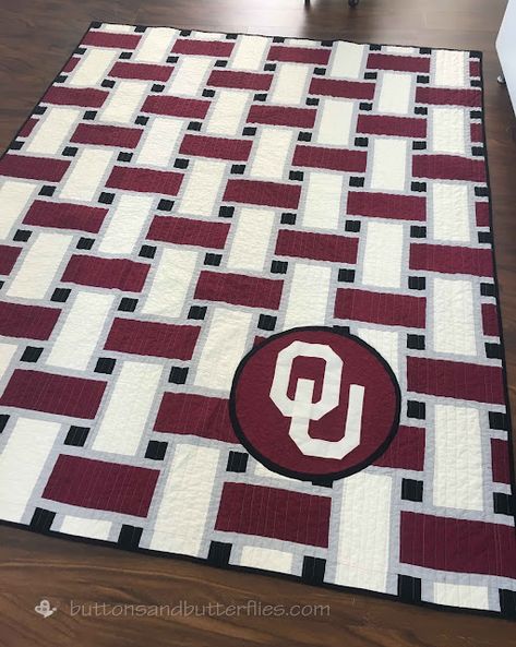 Buttons and Butterflies: Sooner Spirit {Quilt} Golf Quilt, Baseball Quilt, Football Quilt, Boys Quilt Patterns, Sports Quilts, Creative Juice, The University Of Oklahoma, Quilts Decor, Scout Ideas