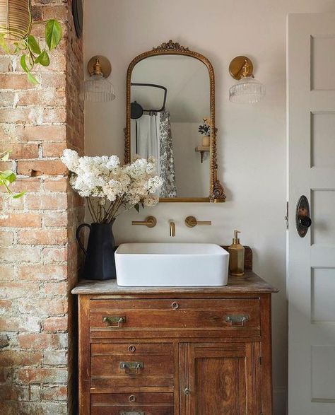 Vintage Decorating Ideas, Vintage Decorating, Cottage Bathroom, Vintage Bathroom, Dream House Decor, Cottage Homes, House Inspo, Dream Home Design, Bathroom Inspiration