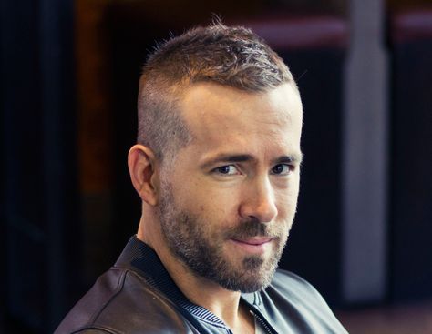 Ryan Reynolds Haircut http://www.menshairstyletrends.com/ryan-reynolds-haircut/ #menshair #menshairstyles #menshaircuts #RyanReynolds #RyanReynoldsHaircut #Deadpool #WadeWilson Deadpool Haircut, Ryan Reynolds Haircut, Army Haircut, Military Haircuts Men, Haircuts For Receding Hairline, Military Hair, High And Tight Haircut, Hairstyles For Receding Hairline, Military Haircut