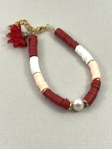 Bracelet réglable, orné de perles heishi en pâte polymère dans les tons rouge brique, blanc et pêche, ainsi que de petites rondelles heishi dorées.une magnifique perle d'eau douce vient accompagner le tout.fermoir mousqueton doré, sans nickel, ni plomb. bracelet monté sur un fil d'acier inoxydable doré.finition avec un pompon en forme de fleur, ton rouge foncé.longueur du bracelet: 18 cm + une chaînette de rallonge de: 3 cm. Bracelet Perles Heishi, Bracelet Inspi, Perle Heishi, Bracelets Heishi, Perle Plate, Diy Bijoux, Clay Bracelet, Charms, Bracelet