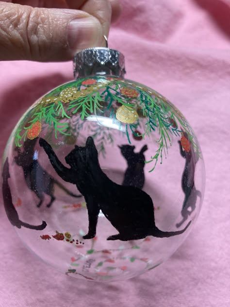 Christmas Bulb Painting Ideas, Glass Baubles Ideas, Diy Christmas Bulbs Ornaments, Glass Ornament Painting Ideas, Hand Painted Ornaments Glass Ball, Handpainted Christmas Ornaments Ideas, Ornament Painting Ideas, Hand Painted Christmas Balls, Painted Ornaments Christmas