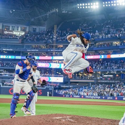 Vladimir Guerrero Jr, Toronto Blue Jays Baseball, Sports Motivation, Baseball Wallpaper, Baseball Photography, Blue Jays Baseball, Vladimir Guerrero, Sports Photo, Baseball Ball