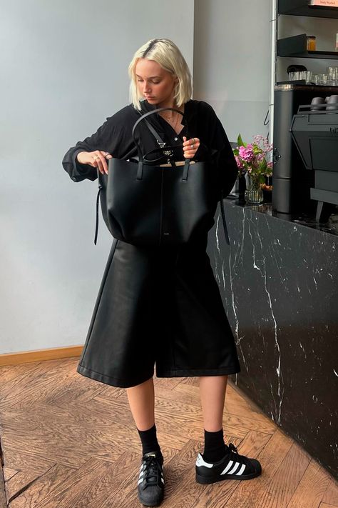 @anjasarea wearing bag Cyme - Black Edition Polène Cyme Black, Polene Cyme Mini Black, Polene Cyme Black, Polene Handbag, Polene Bag Cyme, Cyme Bag, Mini Bag Outfit, Polene Bag, Tote Outfit