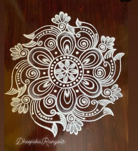 Mugulu Designs Latest With Colours, Rangoli With Chalk, Beautiful Rangoli Designs Indian, Sanskar Rangoli, Short Rangoli, Chalk Rangoli, White Rangoli, Chalk Markers Art, Easy Rangoli Designs Videos