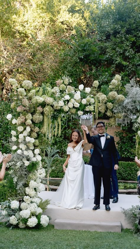 Kenia Z. Florals (@keniazflorals) • Instagram photos and videos Floral Wedding Ceremony Arch, Flower Chuppah Wedding, Hydrangea Arbor, Huppah Wedding, Ceremony Flowers Aisle, White Hydrangea Wedding, Chuppah Flowers, Dorset Wedding, Floral Arches