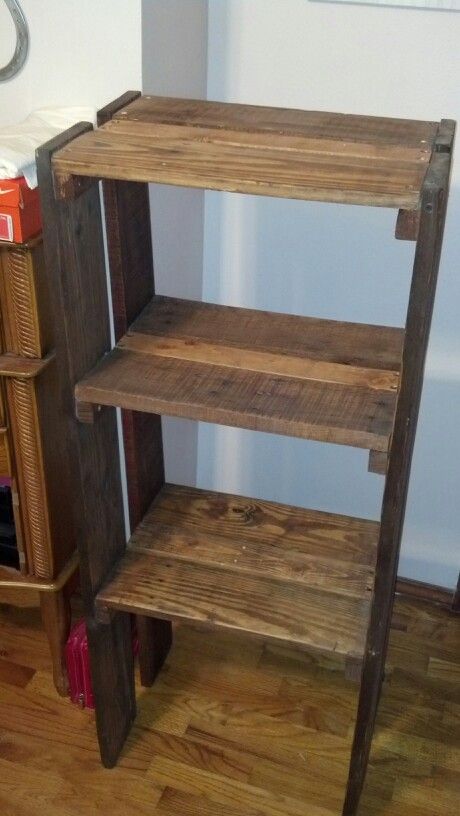 Pallet wood crate style shelf Outside Shelf Ideas, Pallet Shoe Shelf, Diy Small Bookshelf Easy, Homemade Wood Shelves, Homemade Shelf Ideas, Pallet Shelves Diy Wall Shelves, Pallet Shelf Diy, Diy Pallet Shelves, Homemade Shelf