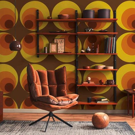 This retro, vintage 70s-inspired wallpaper features a brown background adorned with vibrant yellow and orange circles. Perfect for adding a hippy, mod, or modern touch to any room. Vintage 70s Decor Interior Design, 1970 Room Aesthetic, Retro Wallpaper Living Room, 60s Aesthetic Home Decor, 70s Design Interior, Retro 70s Living Room, 70s Retro Decor, 70s Office Aesthetic, Room 70s Style