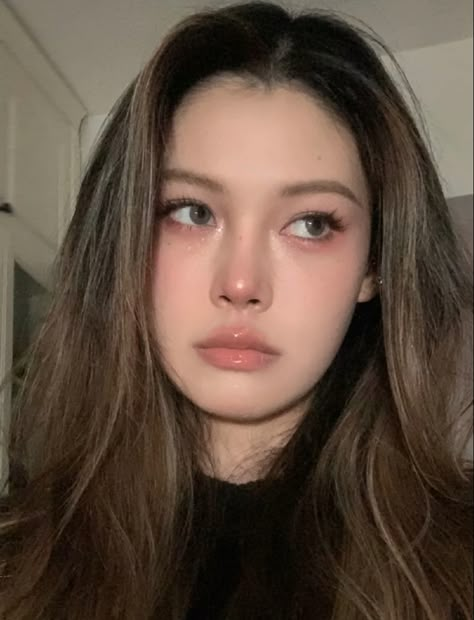 Cool Tone Makeup Looks Natural, No Makeup Makeup Asian, Innocent Makeup Look Sweet, Energetic Cute Makeup, Natural Eye Makeup Asian, Subtle Makeup Looks Asian, Korean Dewy Makeup, Cold Tone Makeup, Soft Glam Makeup Asian Monolid