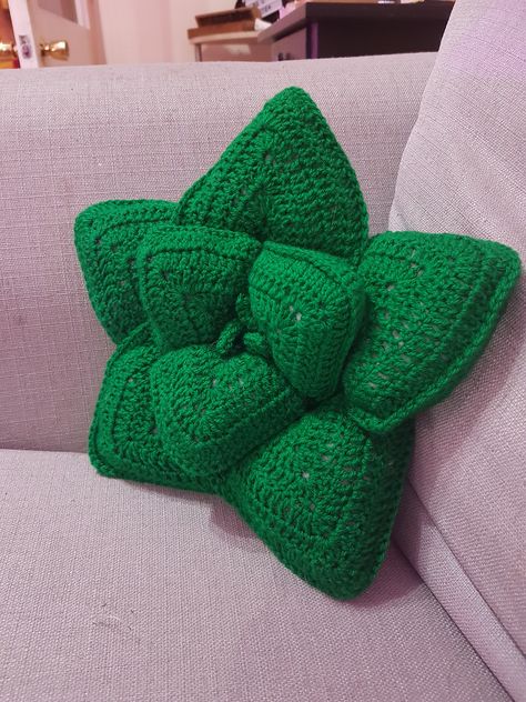 Succulent Cushion Free Crochet Pattern #freecrochetpattern #crochetpattern #pillowfreepattern Crochet Cushion Covers, Succulent Pillow, Crochet Cushion Pattern, Crochet Succulent, Cushion Cover Pattern, Pillow Crochet, Crochet Cushion, Crochet Cushion Cover, Crochet Cactus