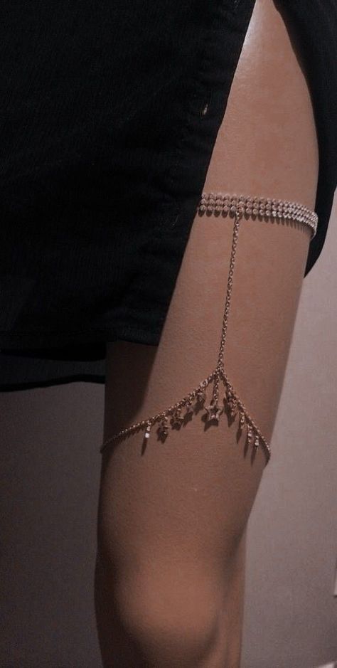 Body Chain Aesthetic, Thigh Bracelet, Chain Aesthetic, Thigh Jewelry, Attitude Girl, Leg Chain, Poems About Life, Prom Inspo, Gold Legs