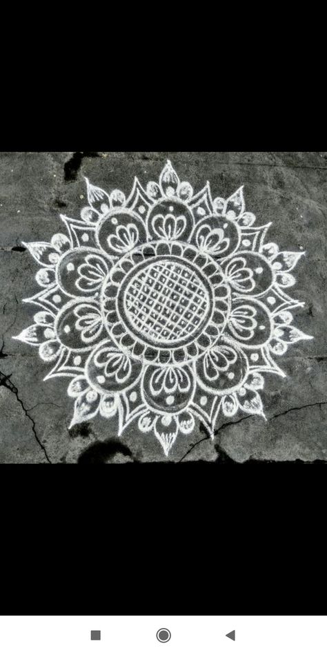 Jhoti Chita Odisha, Rangoli Designs With Paint Colours, Jhoti Chita Design, Round Rangoli Design, White Rangoli Design, Jhoti Design, Easy Rangoli Designs Videos, Very Easy Rangoli Designs, Rangoli Designs Photos