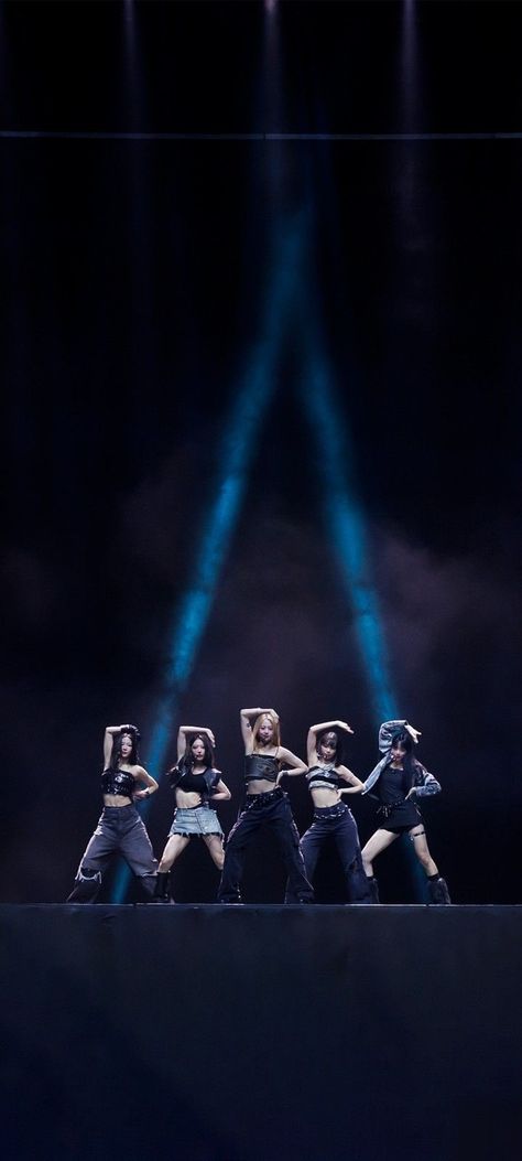 Le Sserafim Ot5 Wallpaper, Le Sserafim Background, Dancing Reference, Kpop Backgrounds, Cute Lockscreens, Vintage Flowers Wallpaper, Kim Chaewon, Seoul Music Awards, Concert Aesthetic