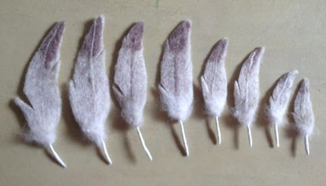 https://arlenetoth.wordpress.com/2019/05/01/needle-felting-feathers/ Felt Feathers, Feather Template, Textile Art Dolls, Felted Crochet, Feather Diy, Feather Embroidery, Natural Dye Fabric, Needle Felting Diy, Felt Owl