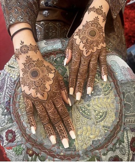 Henna Design Hand, Henna Motive, Henna Flowers, Henna Flower Designs, Hand Henna Designs, Palm Henna, Henna Flower, Front Mehndi Design, Henna Hand