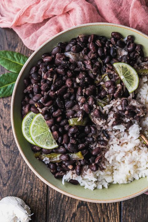 Frijoles Negros Recipe (Authentic Cuban Black Bean Recipe) Black Bean Recipe, Dry Beans Recipe, Cilantro Lime Rice Recipe, Lime Rice Recipes, Cuban Black Beans, Cilantro Recipes, Vegetarian Mains, Dried Black Beans, Black Beans And Rice