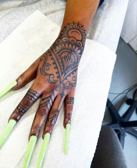 Henna Hand Tattoos Permanent, Pretty Tattoos For Women Hand, Hand Tattoos On Black Women, Mandala Tattoo Black Women, Hand Tattoos Henna Style, Black Woman Hand Tattoo, Hand Tats For Women Mandala, Hand Tats For Black Women, Henna Hand Tattoos Black Women