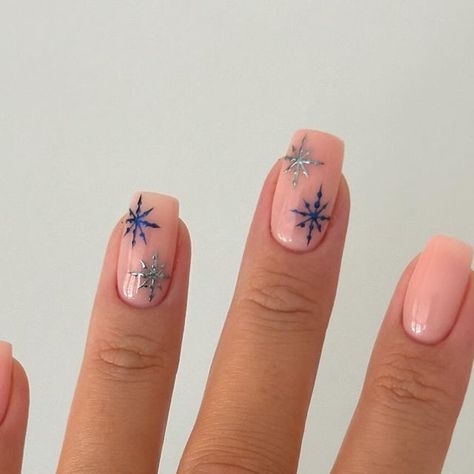 Charlotte Herberts on Instagram: "Chrome snowflakes ❄️⛄️❄️ #christmas #christmasnails #snowflakenails #snowflakes #xmasnails #chromenails #bluenails" Red Chrome Snowflake Nails, Light Blue French Tip With Snowflake, White Snowflakes Nails, Easy Snowflake Nail Art, Blue And White Snowflake Nails, Chrome Snowflake Nails, Easy Snowflake Nails, Snow Flake Nails Design, Blue Winter Nails Snowflakes