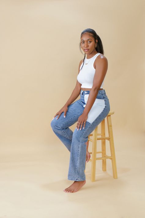 White Top Jeans Photoshoot, Denim Jeans Photoshoot Ideas, Blue Jeans White Shirt Photoshoot, White Shirt And Jeans Photoshoot, White Shirt And Jeans Outfit Photoshoot, Jeans Photoshoot Ideas, Jeans Photoshoot, White Top Jeans, Portfolio Photoshoot