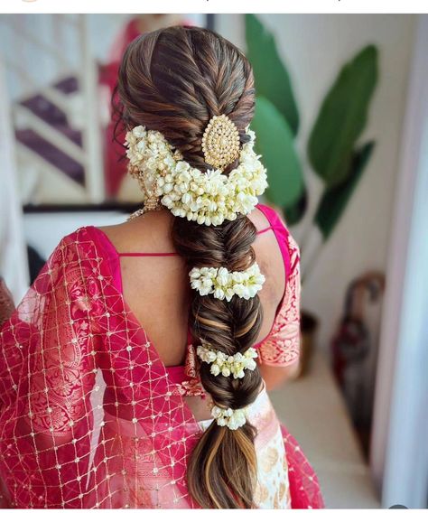 Red Tamil Bridal Saree, Hairstyles For Mehendi Indian Bridal, Long Hair Indian Hairstyles, Engagement Saree Hairstyles, Anand Karaj Hairstyles, Maharashtrian Bride Hairstyle Bun, Tamil Bride Hair, Tamil Bridesmaid Hairstyle, Hairstyle For Sleeveless Dress