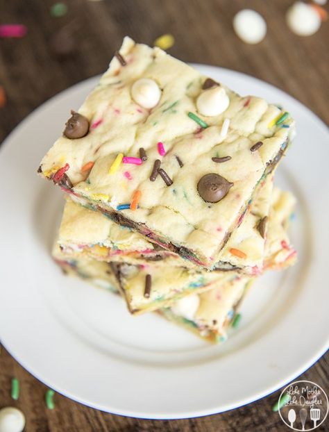 Cake Batter Blondies - these easy to make cake batter cookie bars have the great taste of cake batter, filled with lots of sprinkles, milk chocolate and white chocolate chips. They're quick to make and absolutely delicious! Cake Batter Blondies, White Cake Mix Cookies, Cake Batter Cookies, Like Mother Like Daughter, Melting Chocolate Chips, White Cake Mixes, Cookie Bar Recipes, Cake Mix Recipes, Milk Chocolate Chips