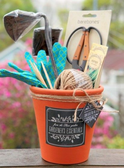 To welcome a new family to the block, why not give them a thoughtful pot filled with gardening goodies? Including some of your favourite tools like hand tools, seeds collected from your garden, and a catalog to local garden businesses would be a nice touch. Mint Salt, Scrub Homemade, Gardening Gift Set, Lavender Sugar, Gardening Gift Baskets, Scrub Diy, Diy Gift Set, Hand Scrub, Diy Gift Baskets