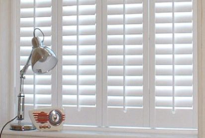 I love white wooden shutter blinds Wooden Shutter Blinds, Ikea Blinds, Vertical Window Blinds, White Shutters, Patio Blinds, Bathroom Blinds, Wood Family, Modern Blinds, Living Room Blinds