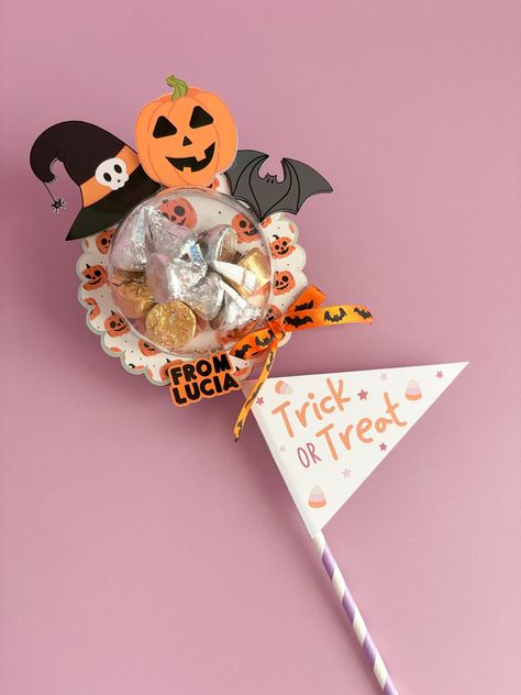 Spooktacular Halloween Party Favors that are cute and customizable with your favorite candy treat.  Fill the empty dome with the candy of your choice to create unique party favors that match your theme. Whether it's vibrant skittles, classic chocolates, or spooky sweets, the choice is yours! ITEM DETAILS This listing is for 1 Pumpkin Halloween Wand  (for a party of 5 guest please select a quantity of 5 items) Each individual favor includes:  * Clear Dome for treats * 3.5x13in * Images printed in Halloween Candy Crafts For School, Easy Class Halloween Treats, Halloween Party Favors For Kids School, Trick Or Treat Candy Bags, Dance Class Halloween Treats, Preschool Halloween Treats Bags, Halloween Gifts For Classmates, Halloween Classroom Favors, Class Halloween Gifts