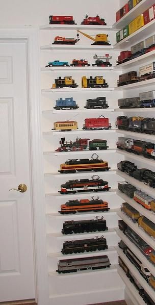 Toy Train Display Ideas, Model Train Storage, Train Display Shelves, Train Display Ideas, Boys Train Room, Train Storage, Train Craft, Green Wall Garden, Model Train Display