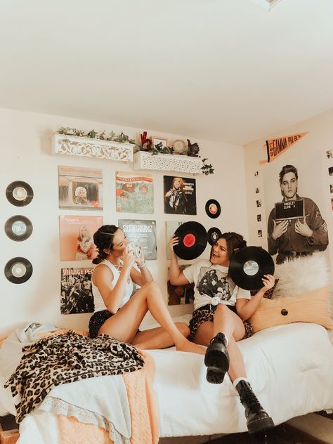 Dorm Room Photoshoot, Dorm Photoshoot, College Roommates Aesthetic, Roomates Aesthetics, Dorm Room Friends Aesthetic, Roommate Picture Ideas, Roommate Aesthetic, College Roommate Aesthetic, Roommates Aesthetic