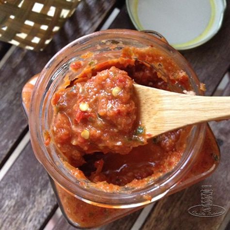 Sambal Sauce Recipe, Thai Condiments, Pickled Salad, Sambal Belacan, Sambal Recipe, Malaysian Recipes, Asian Dipping Sauce, Hot Sauce Recipe, Sambal Sauce