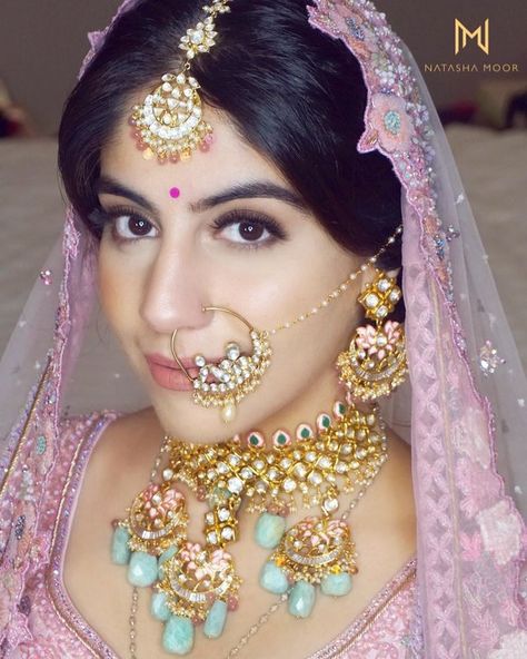 Simple Bridal Makeup Indian, Bridal Makeup Simple, Pink Nude Makeup, Makeup Indian Bride, Lehenga Gold, Bridal Makup, Simple Bridal Makeup, Maharashtrian Wedding, Amrapali Jewels