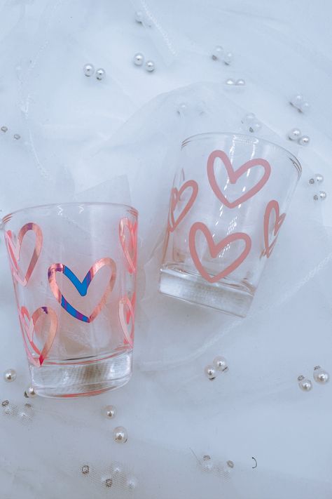 Cute Shot Glasses, Shot Glasses Diy, Bachelorette Shots, Custom Shot Glasses, Gift Crafts, Beer Pong Tables, Chair Ideas, Shot Glass Set, Cup Designs