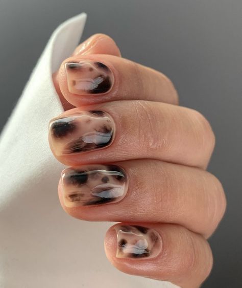 Light Tortoise Shell Nails, Short Nail Ideas Fall 2024, Tortoise Nail Art, Tortishell Nails Design, Tortoise Nail, Nail Ideas Fall, Tortoise Shell Nails, Short Nail Ideas, Shell Nails