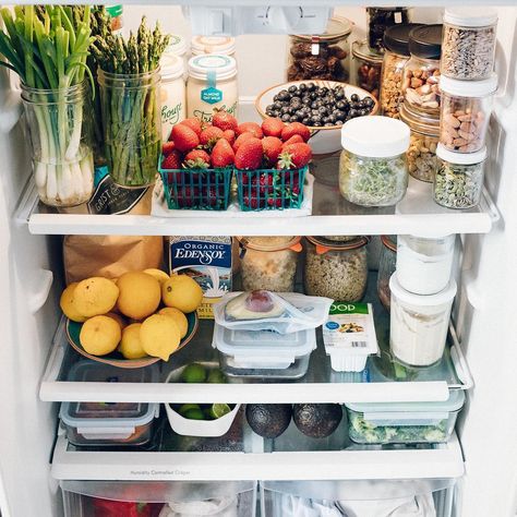 This is not a staged photo 🙈 but a REAL time snap of my fridge this morning after visiting the farmers market! I love sharing these with… Healthy Fridge, Beach Packing, Kitchen Organisation, Refrigerator Organization, Fridge Organization, Pantry Organization, Storage Bags, Kitchen Pantry, Sustainable Living