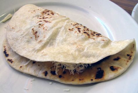 COCINA FÁCIL Y SANA. Receta saludable de BALEADAS, plato típico de Honduras, bajo en calorías, apto para diabéticos y bajo en colesterol. Central American Food, Honduras Food, Honduran Recipes, Homemade Flour Tortillas, Latin American Food, Hispanic Food, Latin Food, Caribbean Recipes, Evening Meals