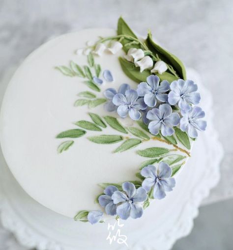 Cakes Decorated, Buttercream Flower Cake, Diy Cushions, Simple Cake Designs, Cake Decorating Frosting, Cake Decorating Ideas, Easy Cake Decorating, Outdoor Patio Chairs, Cake Decorating Designs