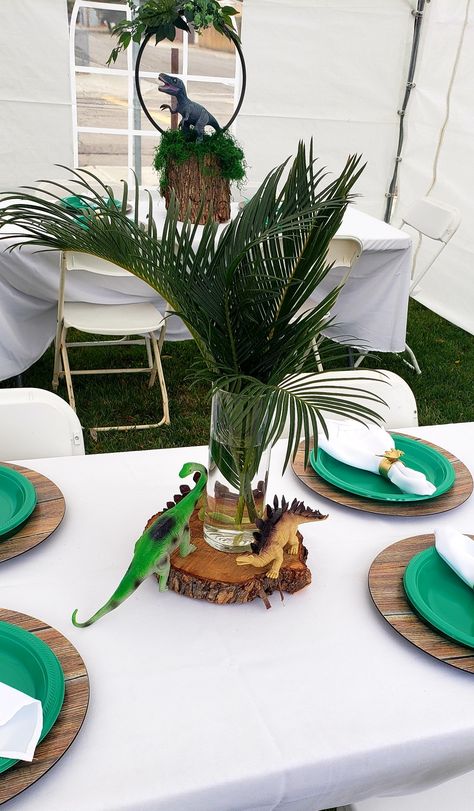 Dinosaur Party Centerpiece, Fête Jurassic Park, Dinosaur Birthday Party Food, Dinosaur Birthday Party Ideas, Jurassic Park Birthday Party, Dinosaur Baby Shower Theme, 4de Verjaardag, Jurassic Park Party, 10th Birthday Party