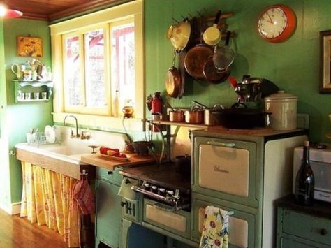 Small Kitchen Designs in Yellow and Green Colors Accentuated with Red or Light Blue Yellow Kitchen Designs, Yellow Farmhouse, Old Fashioned Kitchen, Boho Kitchen Decor, Retro Kitchens, Kitchen Country, Farmhouse Sinks, Vintage Kitchens, Simple Interior