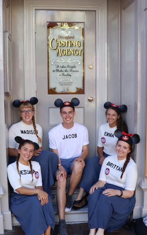 Classic original walt disney Mouseketeer costumes. Disneyland casting door Mickey Mouse Club Costume, Disney Mousketeer Costume, Disney Park Costumes, Disney Ride Costumes, Disney Bounding Halloween, Mouseketeer Costume, Group Disney Costumes, Oogie Boogie Bash Costume Ideas, Disney Group Costumes